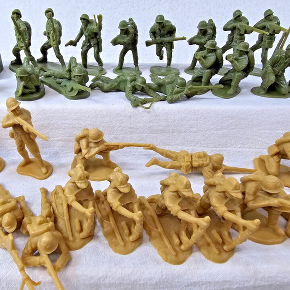 BMC Soldiers Terrain Lot of 40 Tan Green WWII w Fences Terrain from Iwo Jima Set - Picture 6 of 16